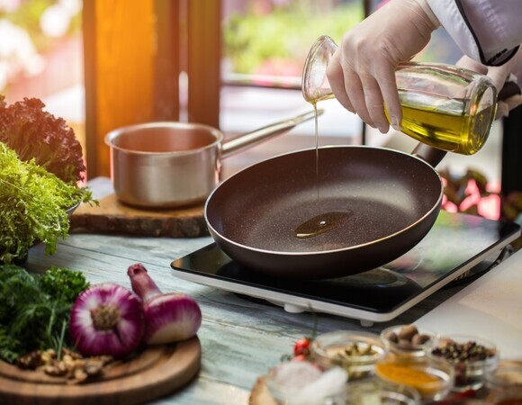 Масло при жарке повышает риск развития онкологии: предупреждает диетолог Масло при жарке повышает риск развития онкологии: предупреждает диетолог