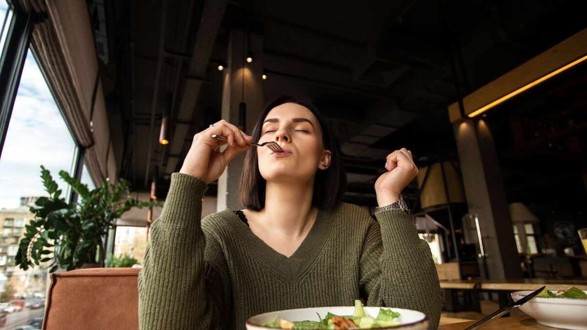 Известный врач объяснил, зачем носит в кармане морковку