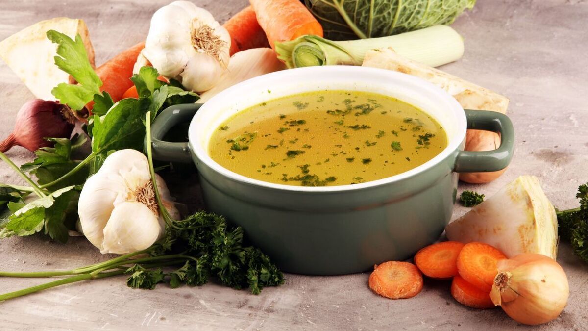 Как варить и когда солить: шеф-повар раскрыл два способа приготовления бульона 