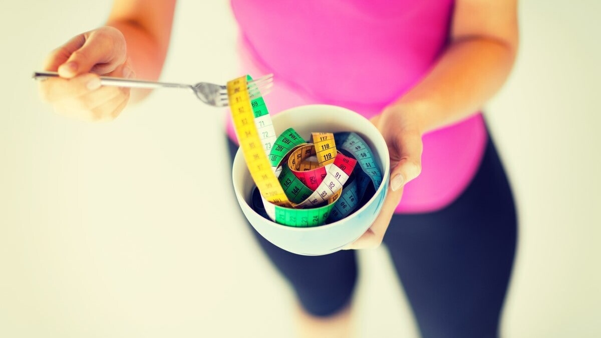 Вплоть до смерти: диетолог перечислил опасные способы похудения