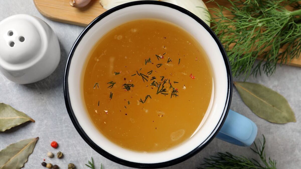 Нужно ли сливать «первую воду» при варке мяса: мнение шеф-повара