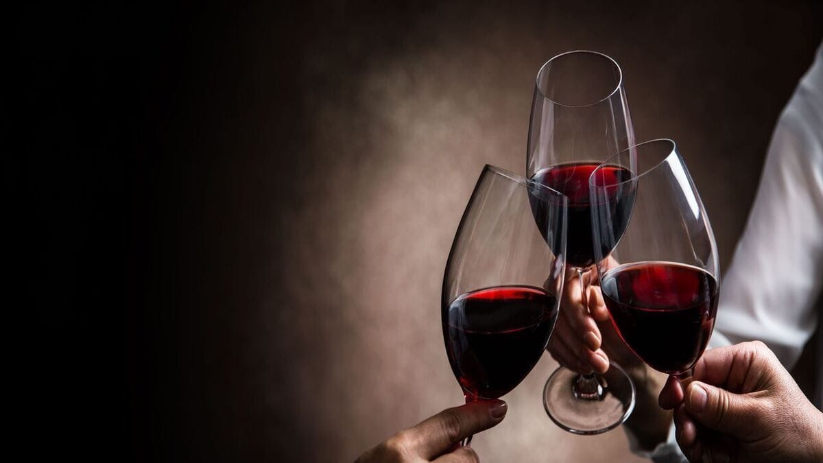 Ученые выделили пять самых опасных последствий любви к вину
