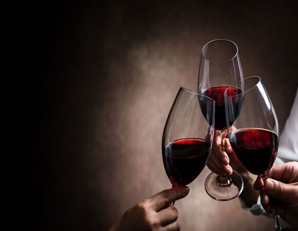 Ученые выделили пять самых опасных последствий любви к вину Ученые выделили пять самых опасных последствий любви к вину