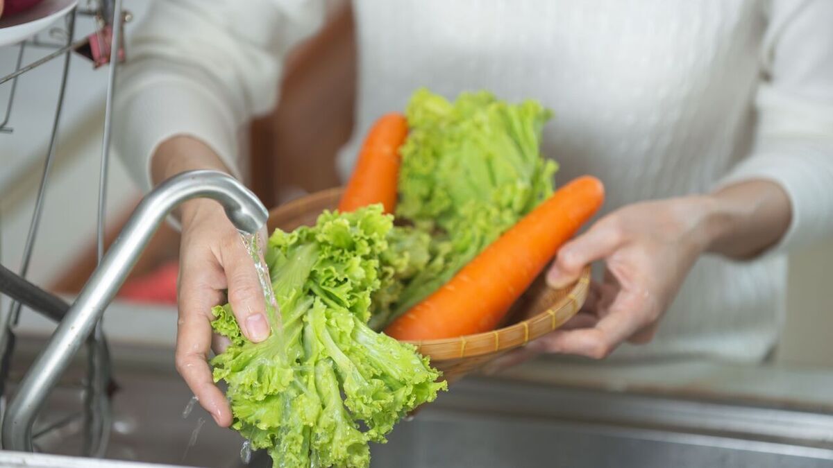 «Голые и беззащитные»: что думает диетолог о мытых овощах