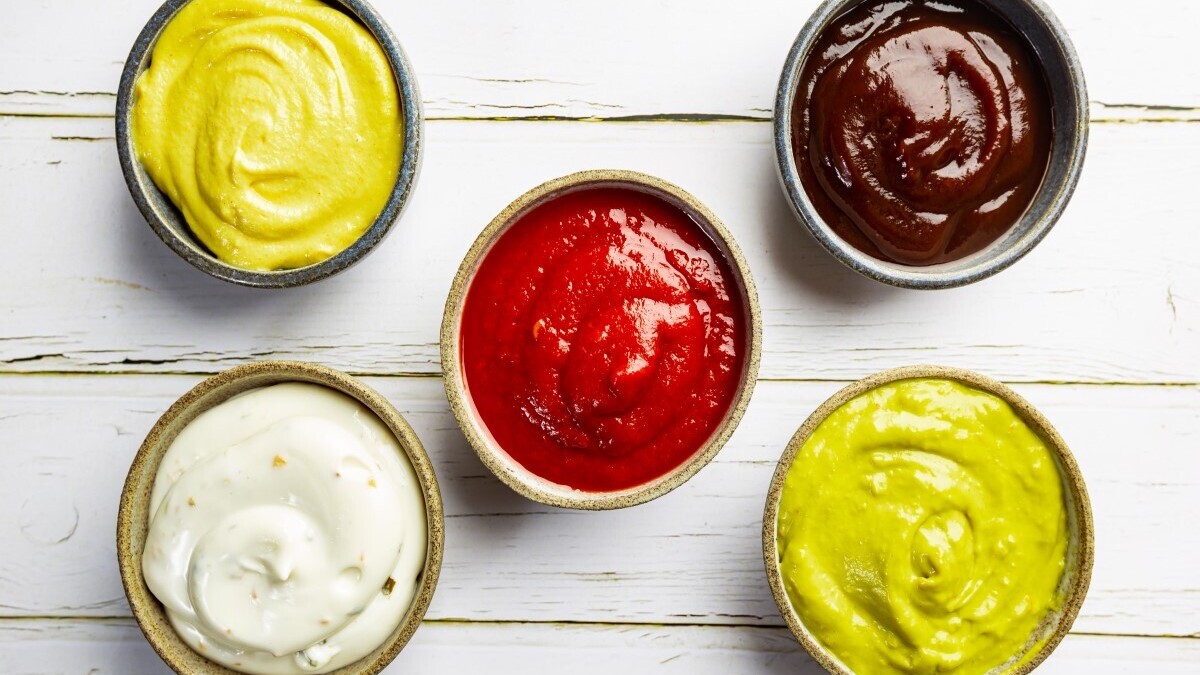 Почему кетчуп и горчицу не нужно хранить в холодильнике: объясняет врач