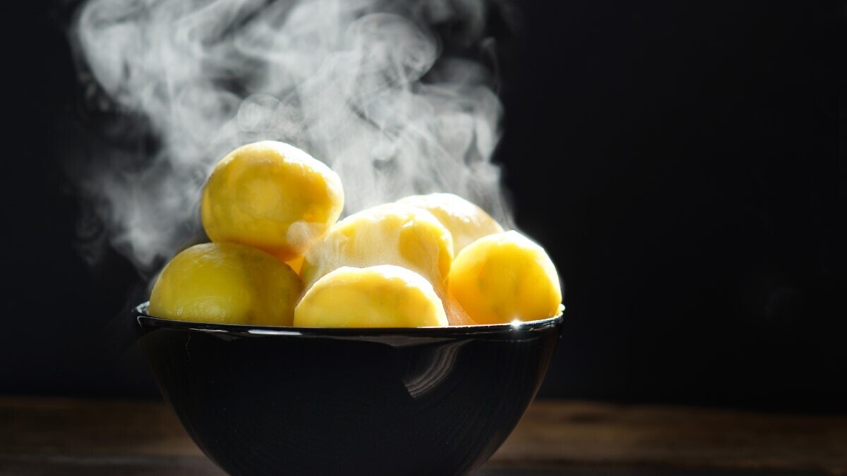 Врач запретила дышать над картошкой при лечении кашля: причины