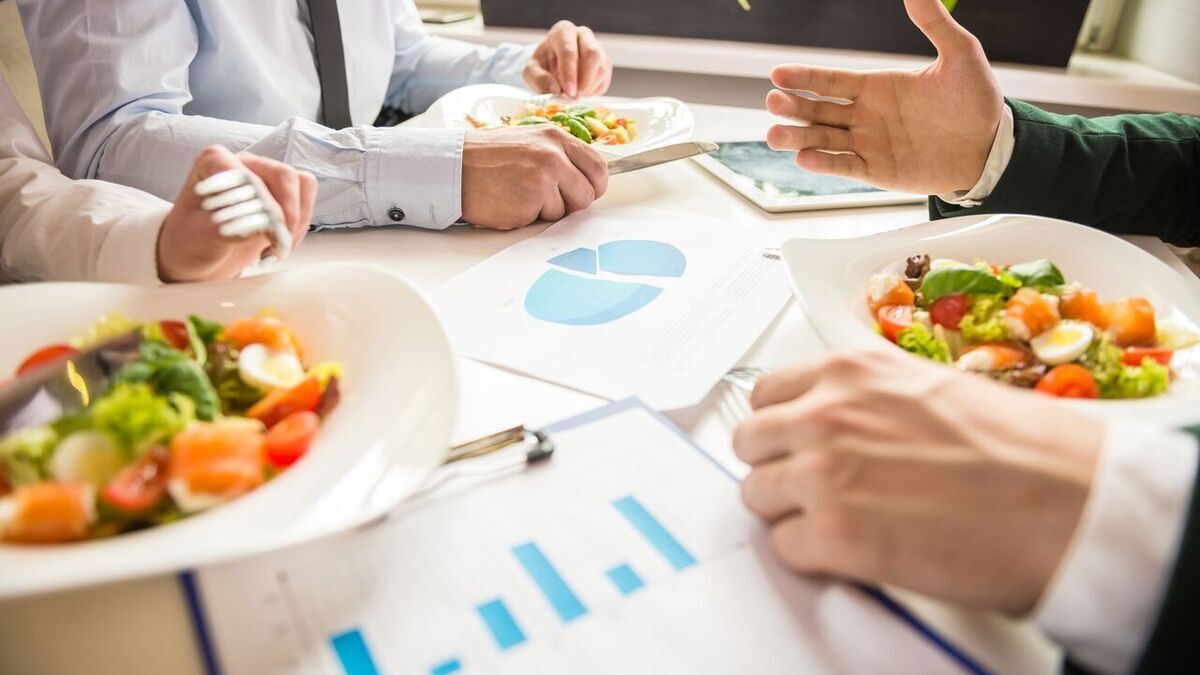 Бизнес-ланч влияет на работоспособность: врач рассказала подробности