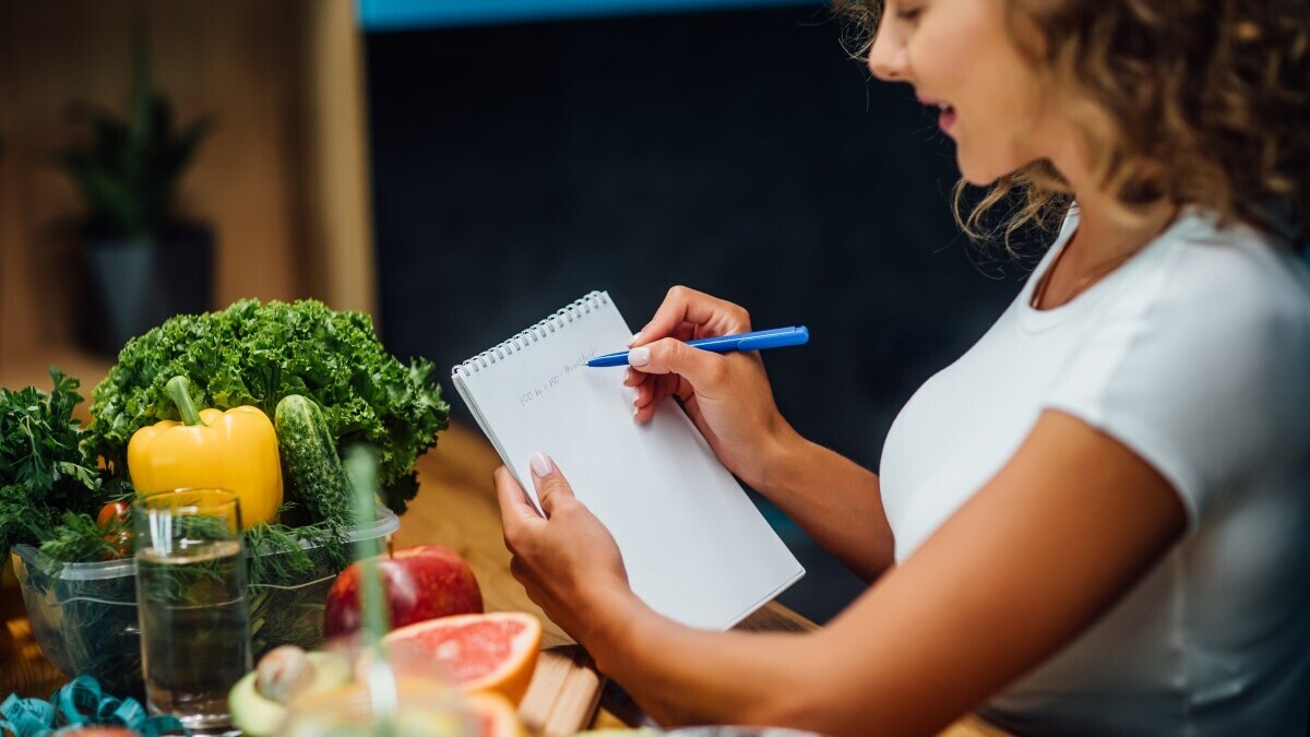 Можно хлеб и крупы? Диетолог перечислила главные ошибки худеющих