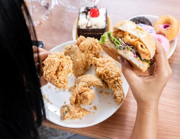 Как отучиться переедать: диетолог перечислила способы Как отучиться переедать: диетолог перечислила способы