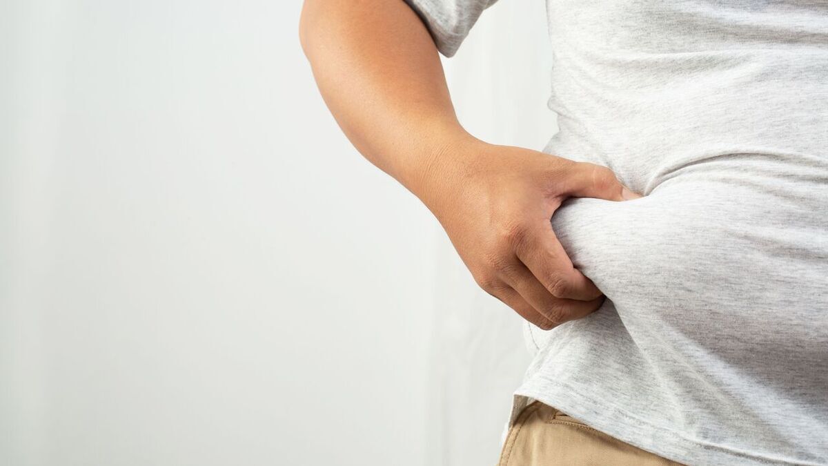 Диетолог объяснил, как убрать жир на животе после 40 лет