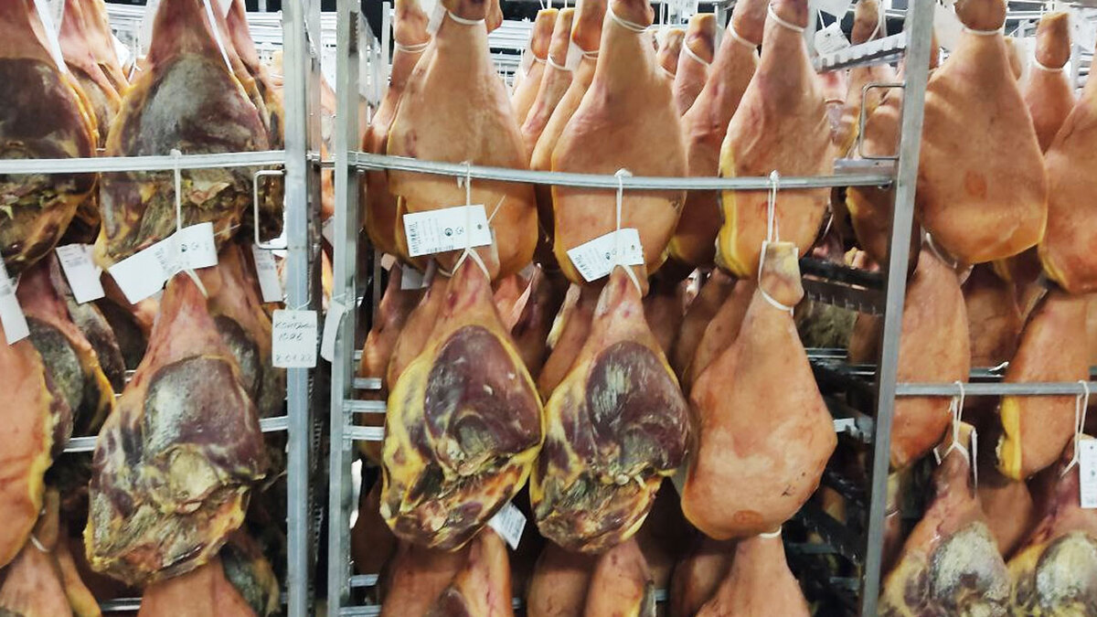 «Мясные деликатесы к Новому году покупайте сегодня»: эксперт объяснил причину