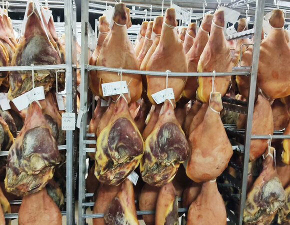 «Мясные деликатесы к Новому году покупайте сегодня»: эксперт объяснил причину