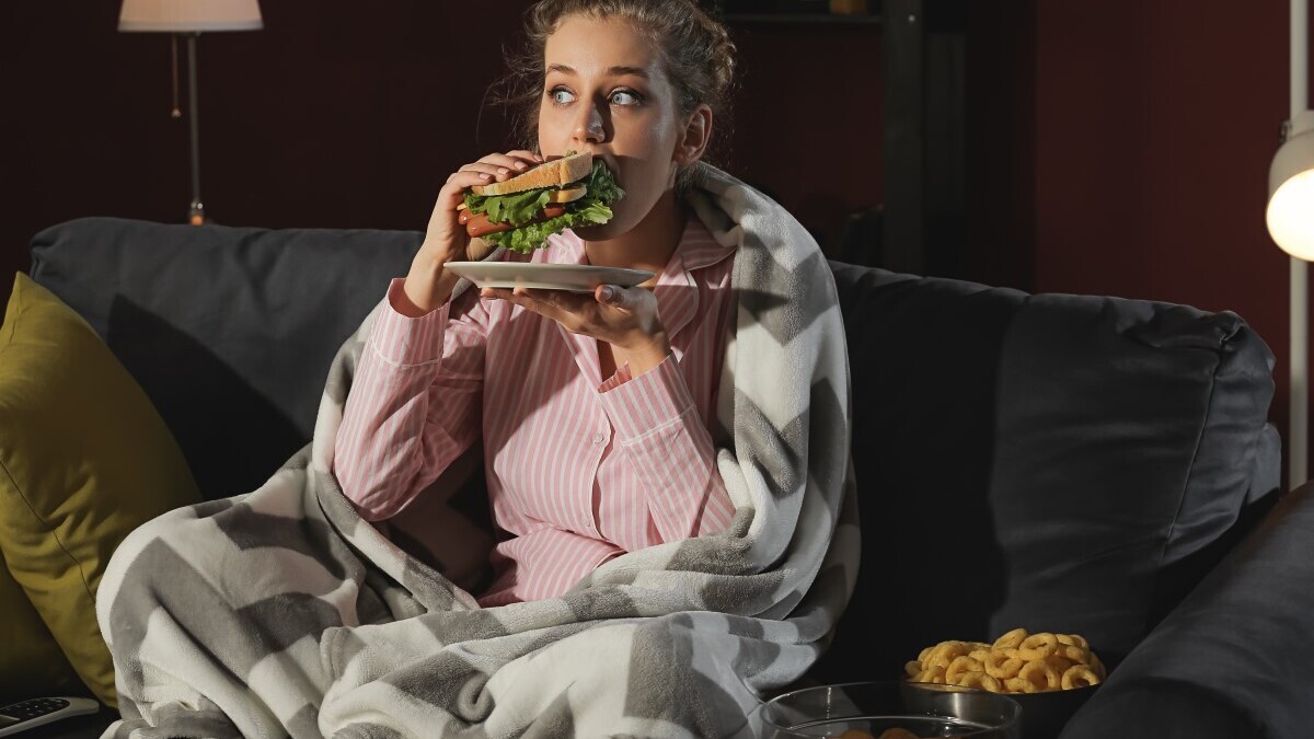 Еда по ночам приводит к депрессии: ученые