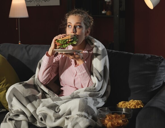 Еда по ночам приводит к депрессии: ученые