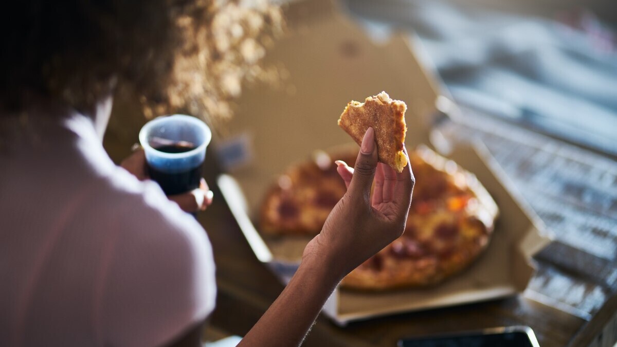 Нутрициолог объяснила, как бороться с перееданием из-за стресса