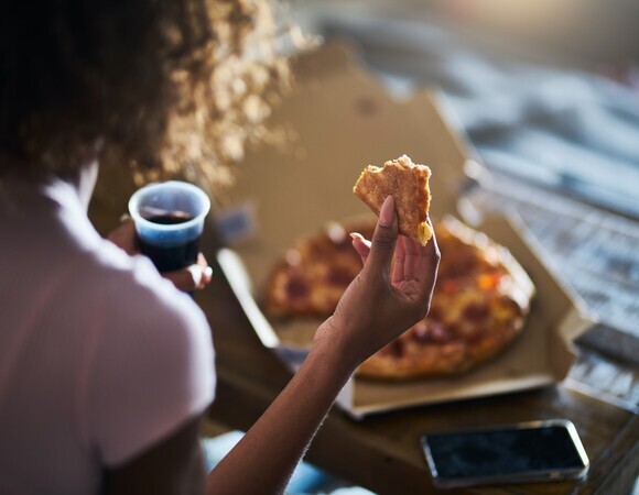 Нутрициолог объяснила, как бороться с перееданием из-за стресса