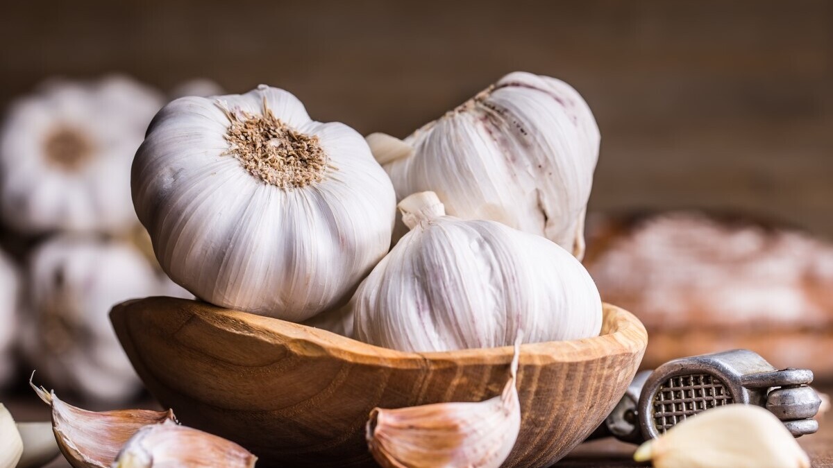 Против деменции и болезни Альцгеймера: чем еще полезна чесночная вода