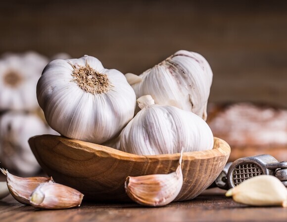 Против деменции и болезни Альцгеймера: чем еще полезна чесночная вода