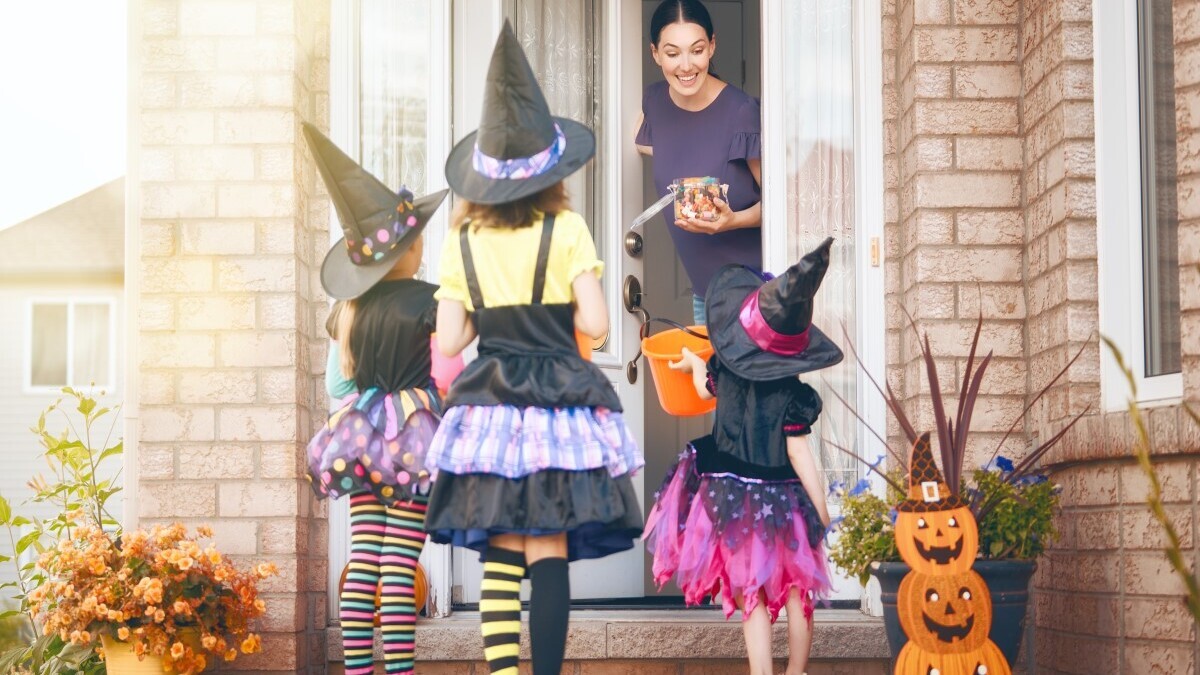 «Вы можете дать мне маленький череп?»: почему на Хэллоуин угощают детей конфетами