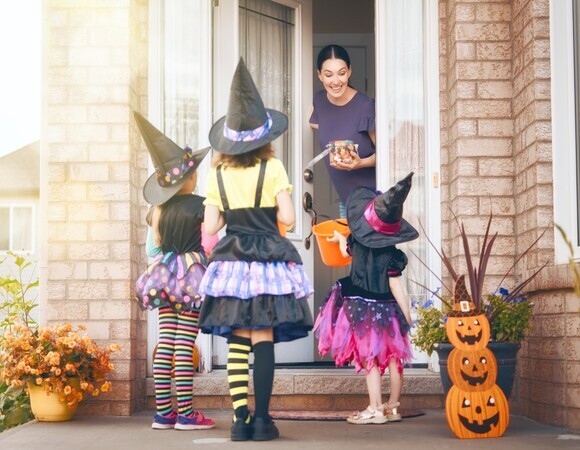 «Вы можете дать мне маленький череп?»: почему на Хэллоуин угощают детей конфетами