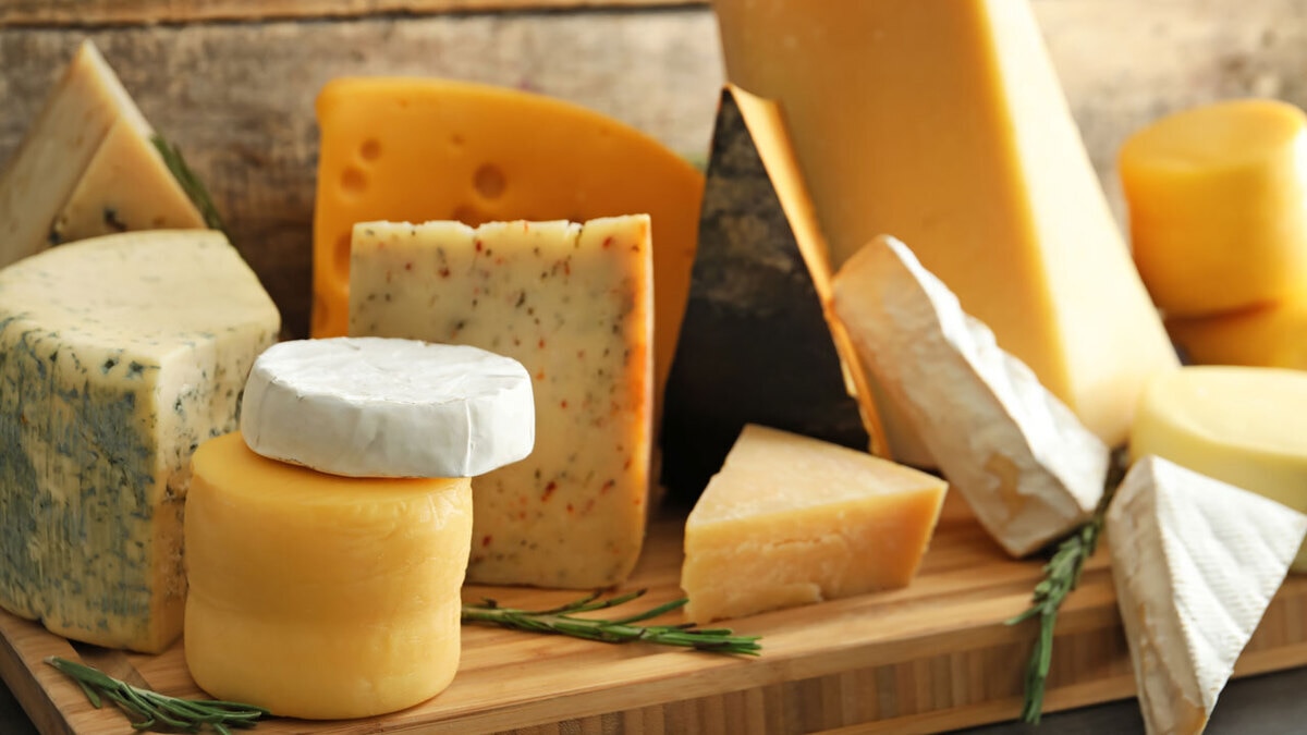 Ученые нашли связь между сортом сыра и разными снами: можно выбирать 