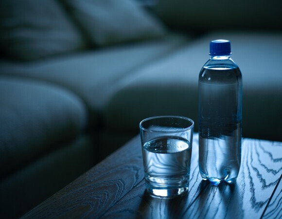 Почему нельзя ставить воду у кровати на ночь: предупреждает ученый Почему нельзя ставить воду у кровати на ночь: предупреждает ученый
