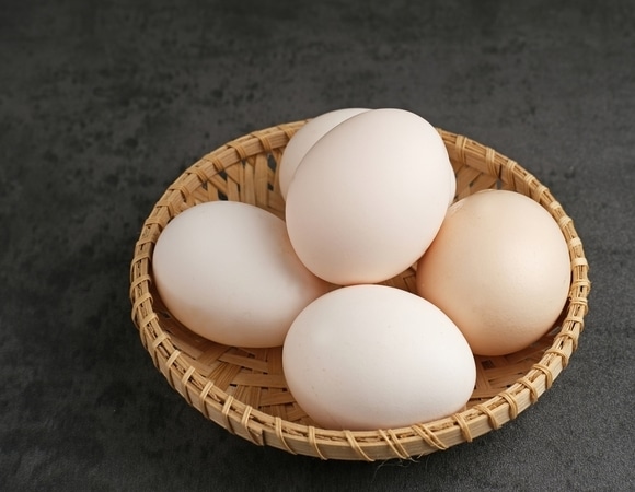 Почему нельзя разбивать яйца о край посуды Почему нельзя разбивать яйца о край посуды