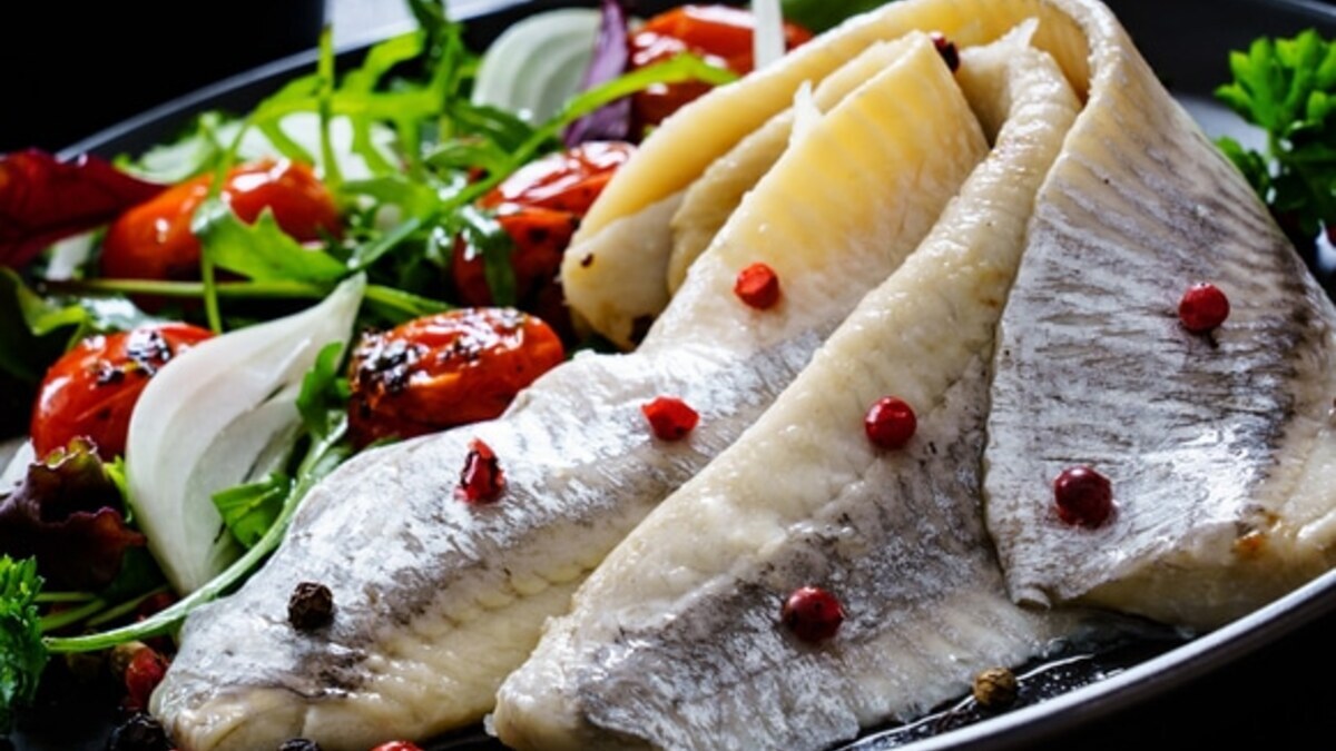 Кому нельзя есть полезную сельдь: эндокринолог предупреждает