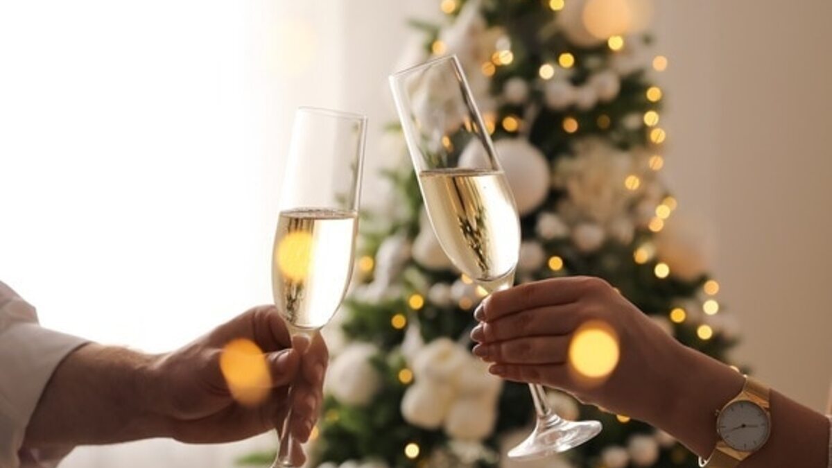 Под бой курантов: почему на Новый год пьют именно шампанское