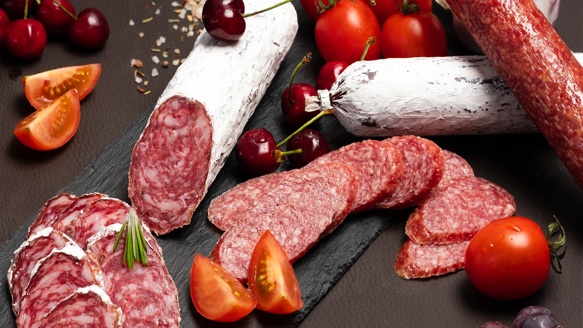 Зачем обдавать сырокопченую колбасу кипятком: лайфхак от повара