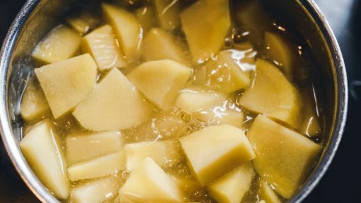 Не выливайте! Кулинар подсказала, как использовать отвар после картошки