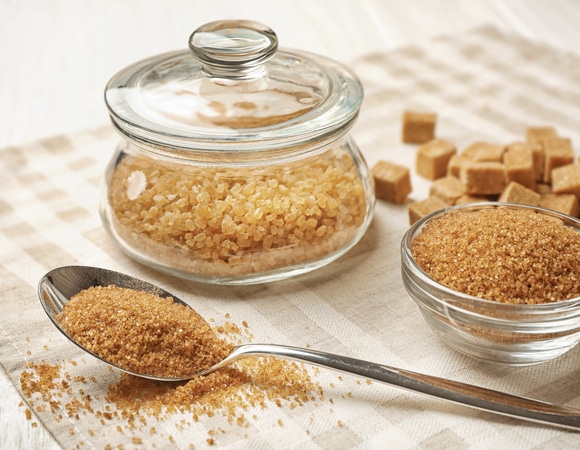 Белый или коричневый? Диетолог объяснила, какой сахар полезнее