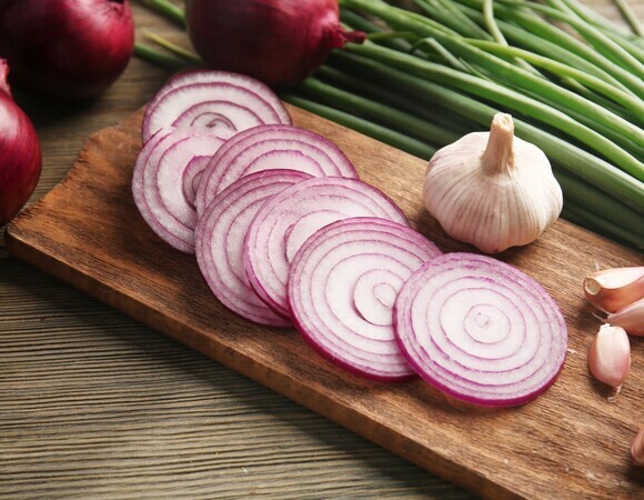 Кому нельзя есть лук и чеснок: диетолог