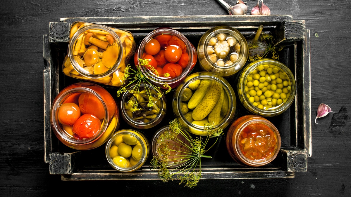 Врач рассказал, чем опасны маринованные грибы и огурцы
