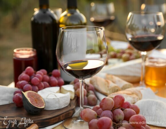 Полезно ли пить бокал красного вина на ужин: мнение диетолога