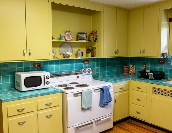 Дизайнер рассказал, какая мебель «дешевит» кухню