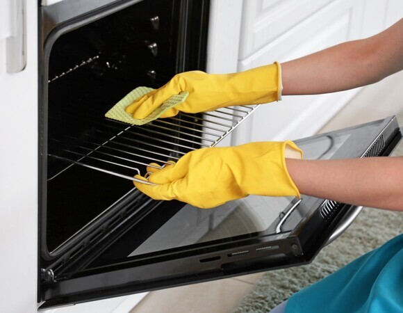 Назван простой способ очистить духовку от загрязнений