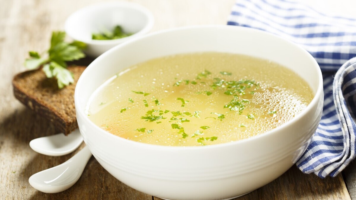 Помогает ли куриный бульон при простуде: ответил терапевт