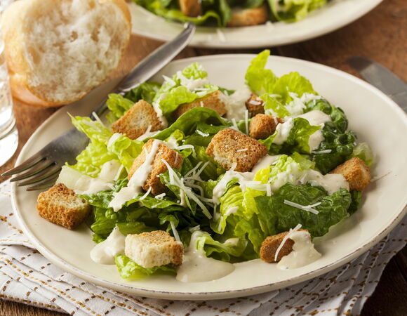 История салата «Цезарь»: происхождение названия и феномен популярности блюда