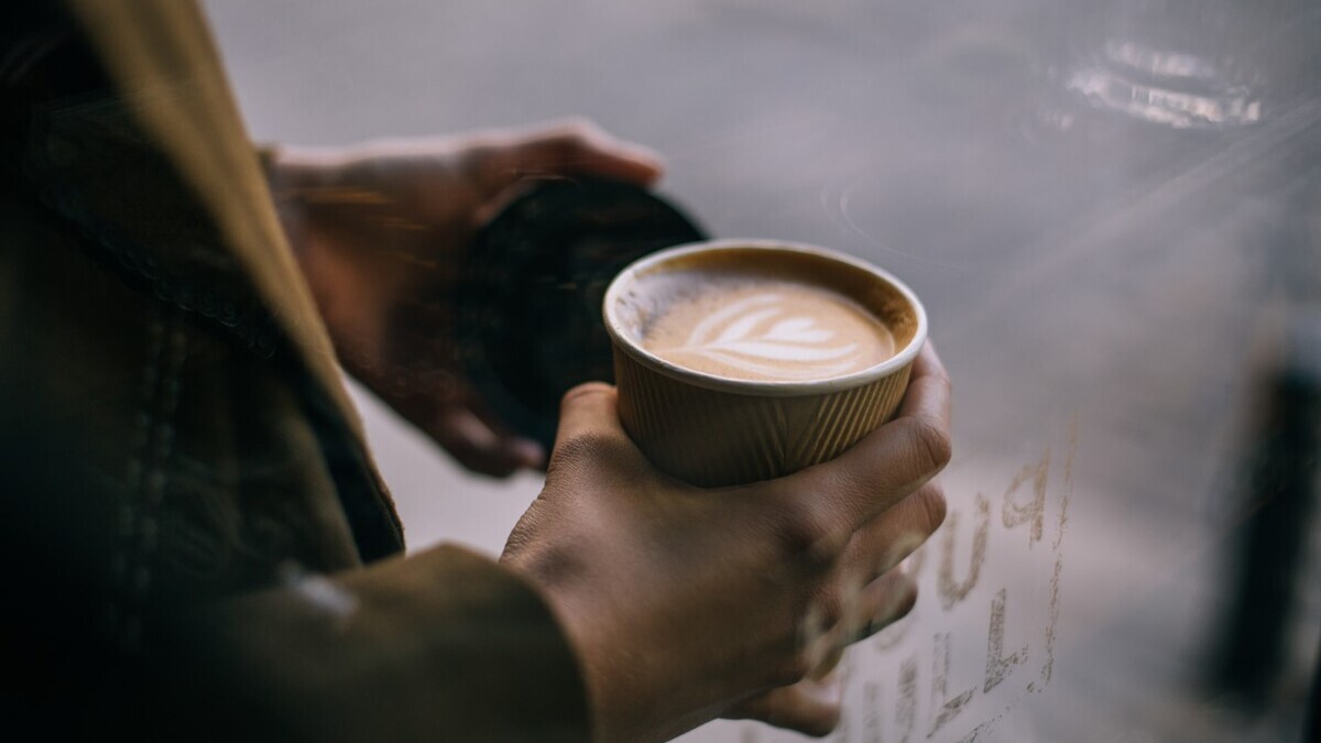 Врач объяснил, почему не стоит пить чай и кофе на улице