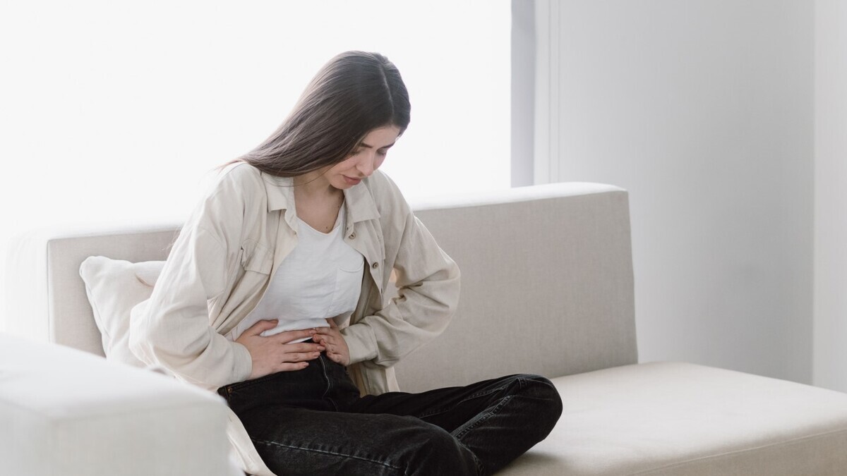 Почему после еды возникает тяжесть в желудке: врач назвала причины