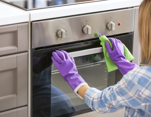 Стало известно, как быстро избавиться от липкого жира на кухне