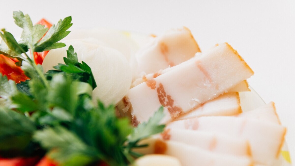 Диетолог назвала 5 причин есть сало каждый день