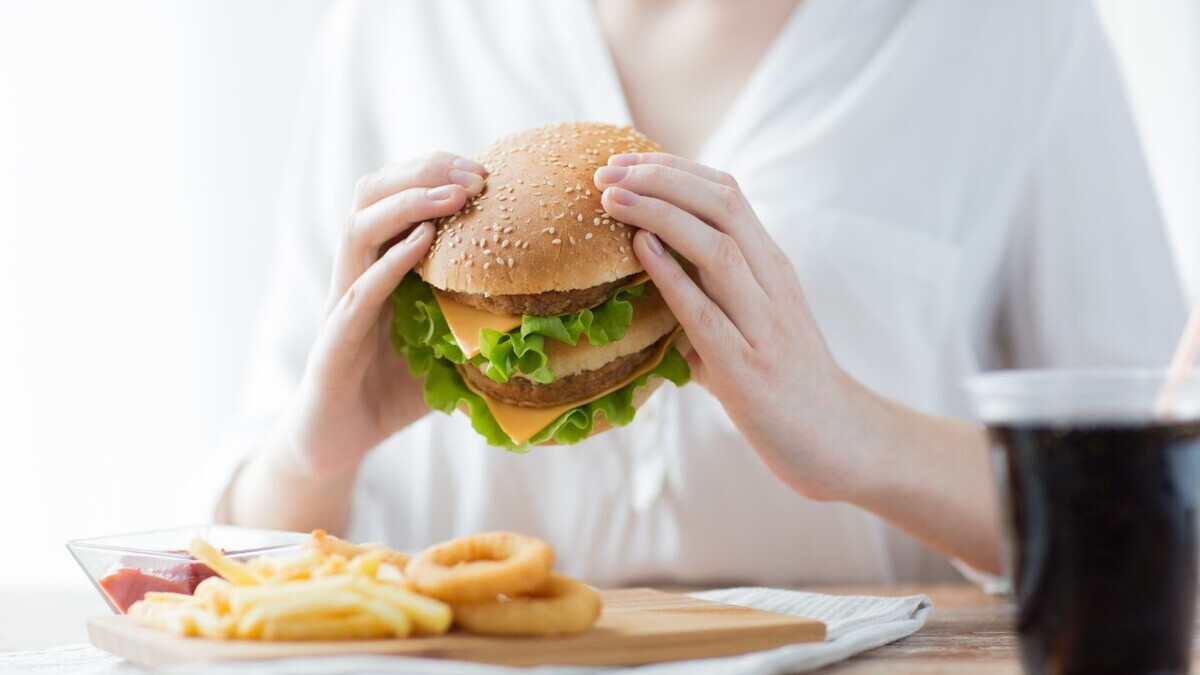 Диетологи объяснили, что делать, если все время хочется съесть вредного