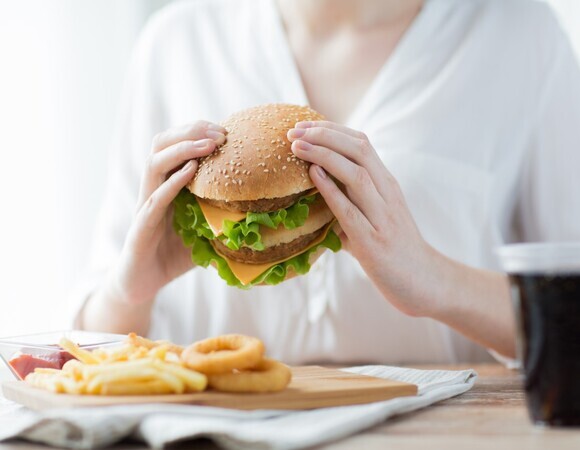 Диетологи объяснили, что делать, если все время хочется съесть вредного