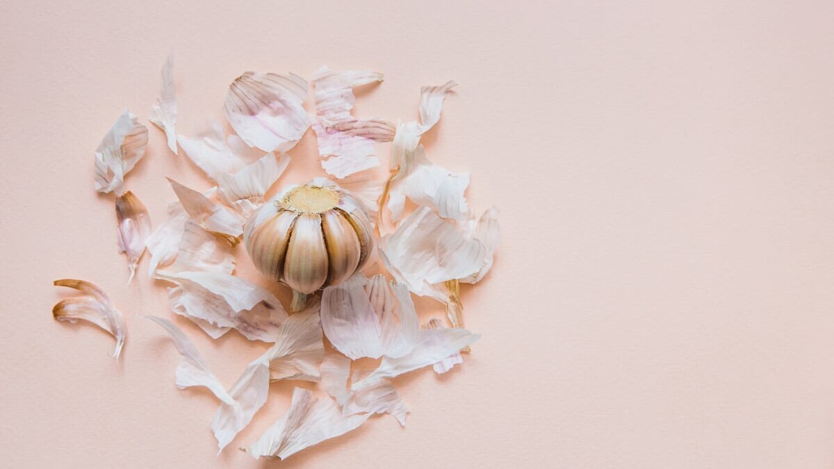 Стало известно, как сделать ароматную приправу из чесночной шелухи Стало известно, как сделать ароматную приправу из чесночной шелухи