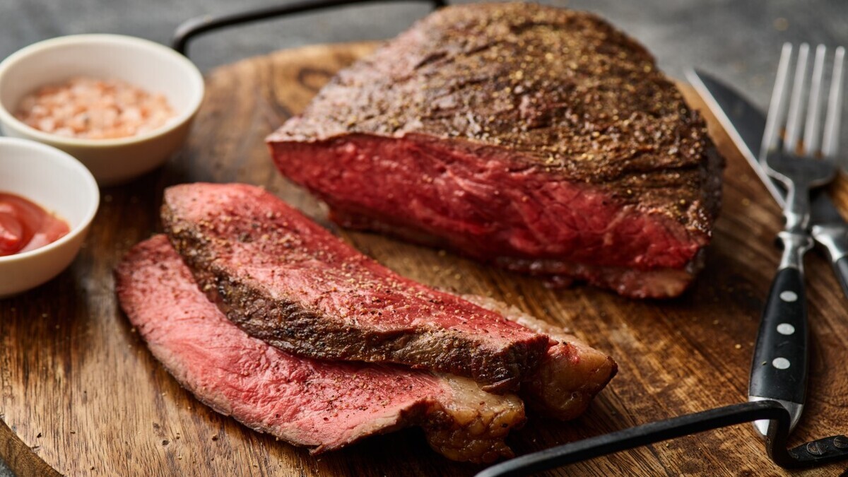 Опасно ли есть мясо с кровью? Ответили врачи