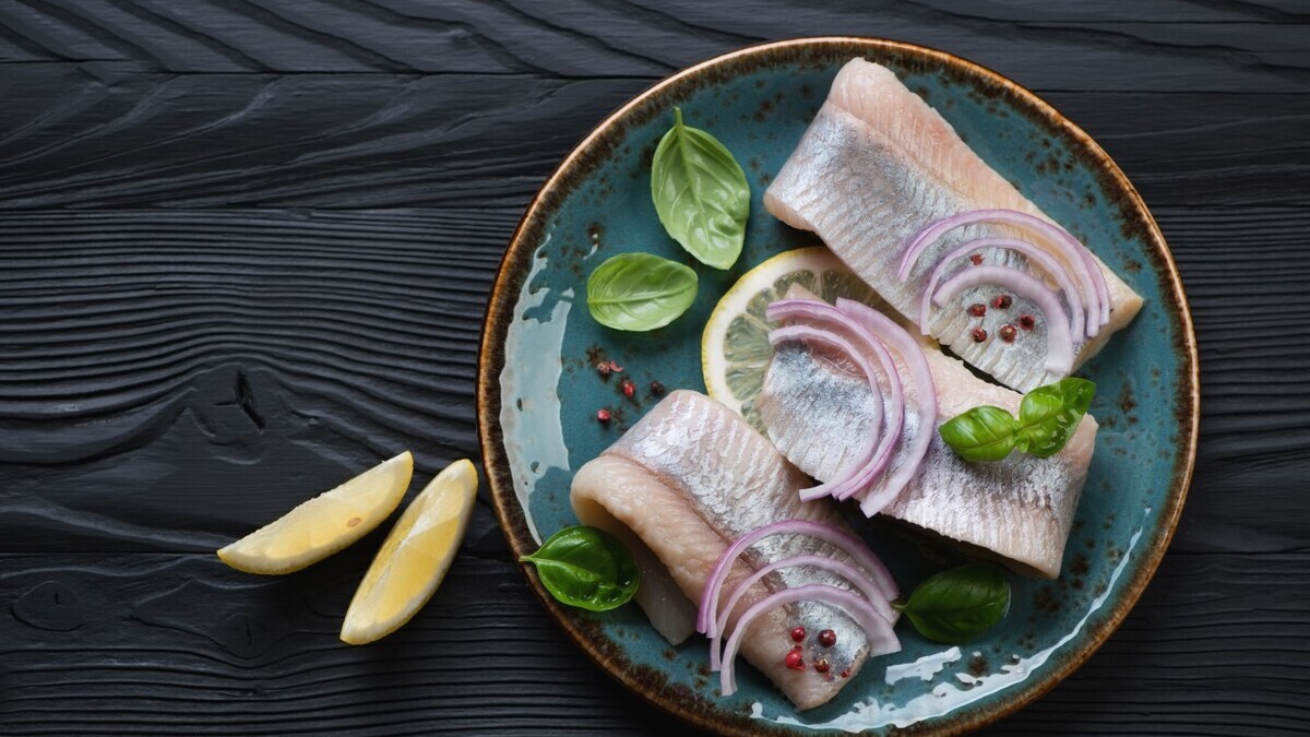 В Роскачестве перечислили признаки несвежей селедки