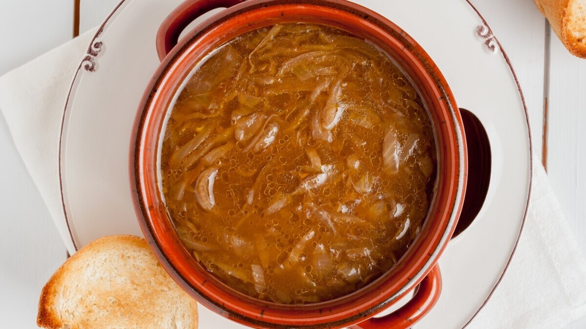 Названа неочевидная польза лукового супа