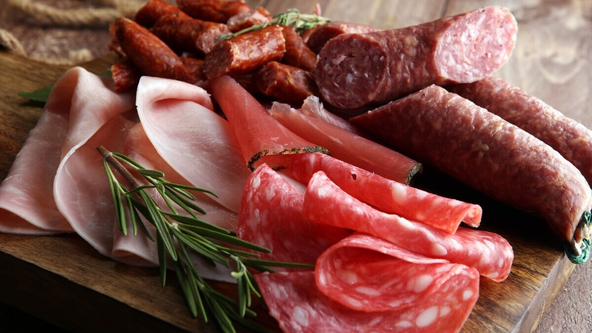 Врач рассказал, кому нельзя есть колбасу